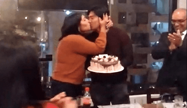 Chávez y Sotelo dándose un beso en el cumpleaños de la desaforada legisladora. Foto: difusión