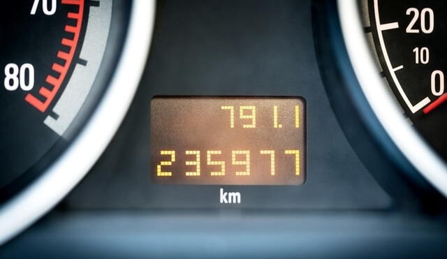 Alterar el kilometraje de un carro es considerado estafa. Foto: Derco