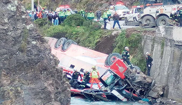 Tragedia. Bus de Guadalupe Tours se despistó y cayó al río Rímac con sus 60 pasajeros. Foto: difusión