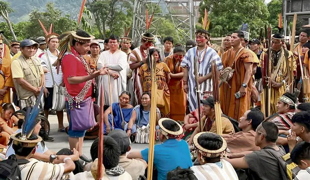 Santiago Contoricón Antúnez, de polo rojo, junto a sus hermanos asháninkas. Dirigente de larga data defendió intensamente los territorios de su comunidad, Puerto Ocopa. Foto: difusión