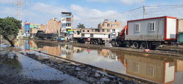 Grandes huecos y afloramiento de aguas residuales en la vía de Evitamiento. Foto: La República