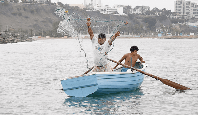 Playa Los Yuyos, Barranco. Hombres de mar tiran sus redes con el afán de capturar lisa o pintadilla, pero regresan a la orilla sin pesca y casi sin esperanzas. Foto: Félix Contreras/La República