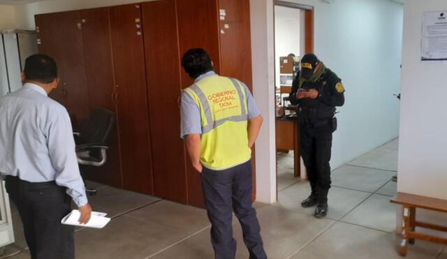 Incautación . Fiscalía contó con apoyo de la Policía para el allanamiento de los ambientes del Gobierno Regional de Tacna. Foto: La República
