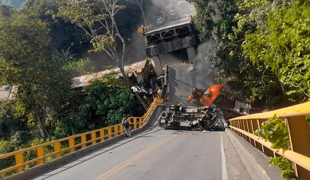 El puente vehicular del río La Vieja cedió cuando varios vehículos estaban cruzando. Foto: redes sociales A.P.I.