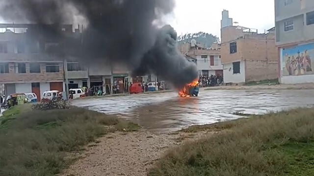 Vecinos incendian mototaxi de delincuentes. Foto: El informante Cajamarca