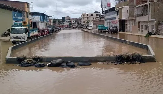 El agua llegó a las principales avenidas del centro de la ciudad. Foto: Noticias Tumbes