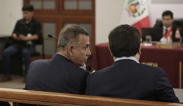 Daniel Urresti comparte impresiones con su defensa antes de conocer sentencia. Foto: Gerardo Marín/La República