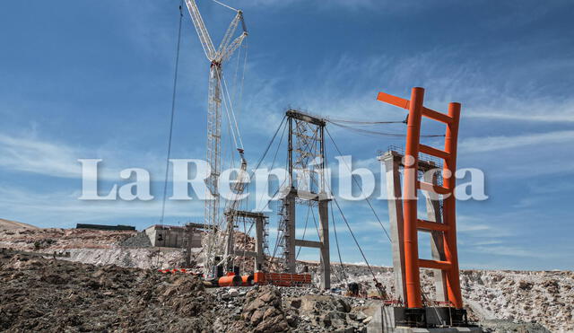 Maniobras. Grúa coloca cada tubo de acero para construir arco que soportará el puente de 371 metros de largo. Se espera conclusión para iniciar pruebas. Foto: Rodrigo Talavera/ LR