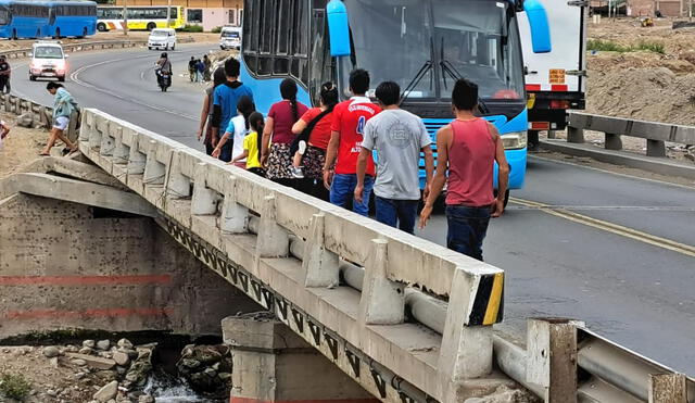 Cientos de peatones arriesgan su vida al cruzar las vías. Foto: La República