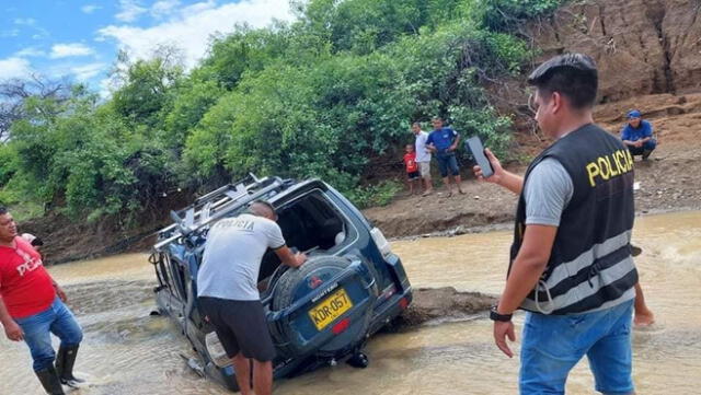 El extranjero logró salir del vehículo en medio de la corriente, pero fue arrastrado por el agua. Foto: PNP