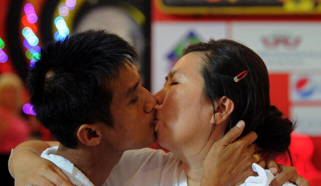 En Tailandia, un matrimonio aún mantiene desde hace 10 años el récord del beso más largo de la historia. Foto: AFP