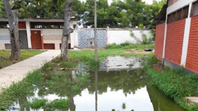 Aguas servidas inunda colegio en Tumbes. Foto: Diario La Hechicera.