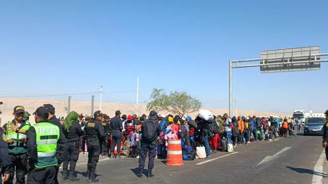 Migrantes en la carretera esperando poder ingresar a Perú. Foto: Liz Ferrer/La República.