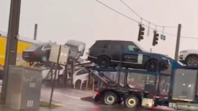 El tren chocó contra la parte de carga, en la que había decenas de automóviles. Foto: difusión