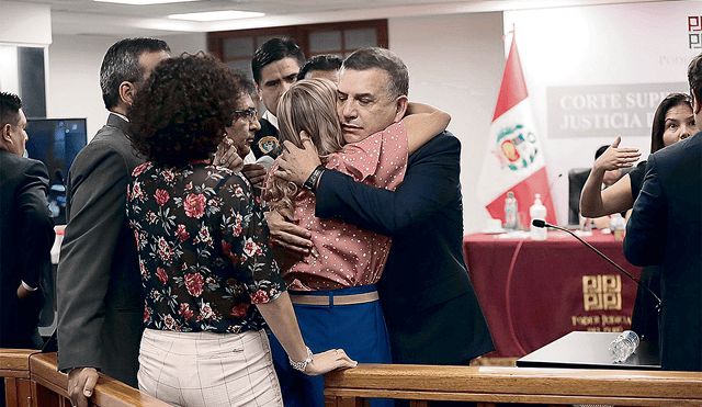 Daniel Urresti consolado por su familia tras el dictamen. Foto: Gerardo Marín/La República