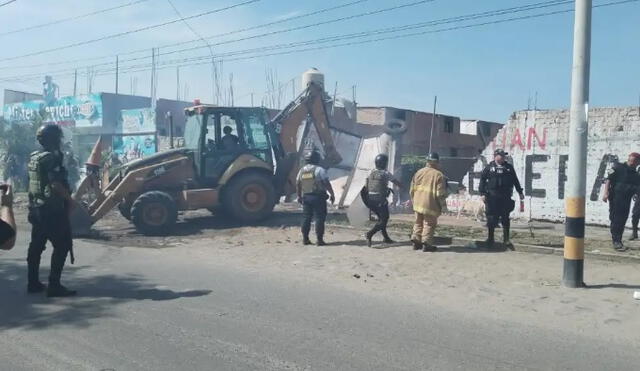 Fue necesario el uso de maquinaria pesada para derribar el portón y una pared. Foto: Noticias Trujillo