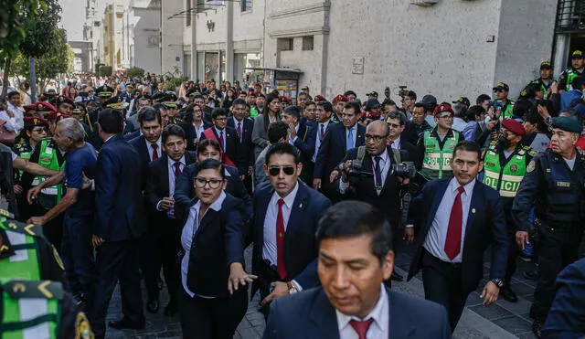 Resguardo. Numeroso cordón de policías cuidó a la autoridad regional Sánchez durante las actividades por el aniversario del Gobierno Regional de Arequipa. Foto: Rodrigo Talavera/La República.