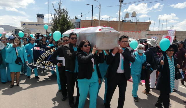 Cortejo fúnebre. Los compañeros de la enfermera trasladan su cuerpo al hospital de EsSalud, donde le rindieron homenaje. Foto: Kleber Sánchez/La República.