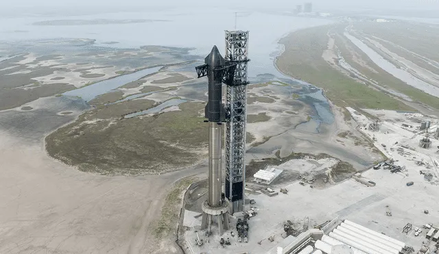 La Starship/Super Heavy posicionada en la plataforma de lanzamiento Starbase, Texas. Foto: SpaceX