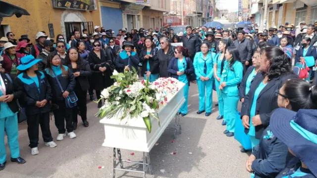 Puno. Enfermeras despiden a su colega. Foto: Kleber Sánchez/La República