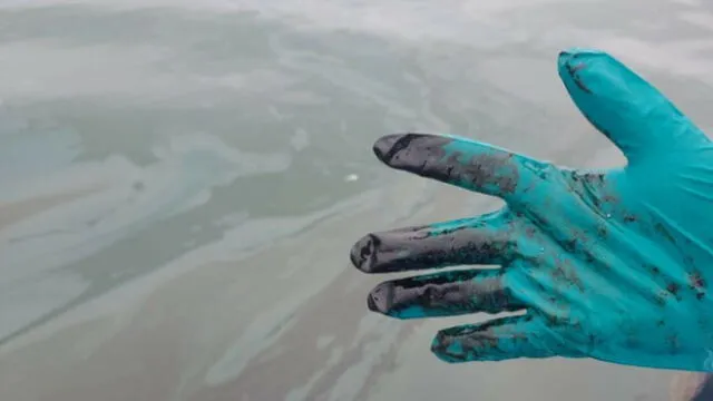 La afectación del agua de mar superficial en de un área aproximada de 300 m2. Foto: OEFA