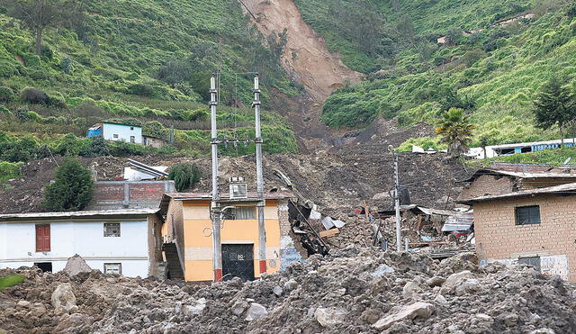 Inestabilidad del suelo. Así ha quedado La Perla tras el deslizamiento del cerro La Quebrada. Foto: Andina