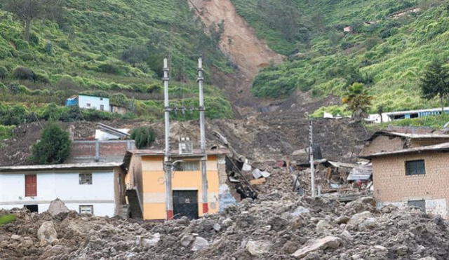 Policía Nacional, los bomberos y el Ejército continúan la búsqueda de los desaparecidos en La Perla, Huaral. Foto: Andina