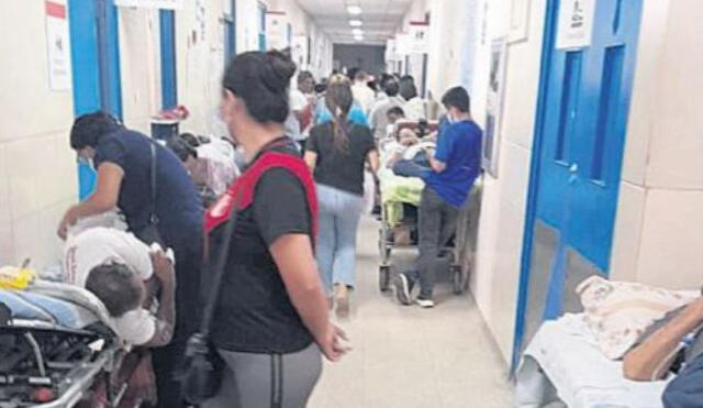 Pacientes son ubicados en pasadizos de Emergencia.  Foto: La República