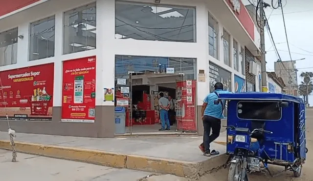 Trabajadores del supermercado fueron encerrados en el almacén del local por los asaltantes. Foto: captura de video/ABCNorte/Facebook