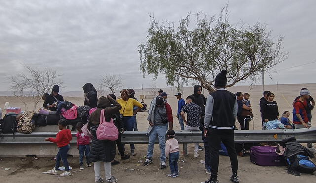 Varados. Migrantes no pueden ingresar a Perú, ni salir de Chile, por falta de documentos que confirmen su estadía regular en ambos países. Foto: La República