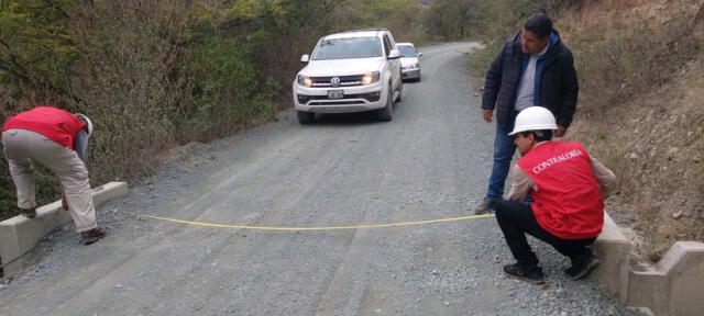 Peritos de la Contraloría verifican el metrado de la trocha carrozable en Uchumarca. Foto: Contraloría