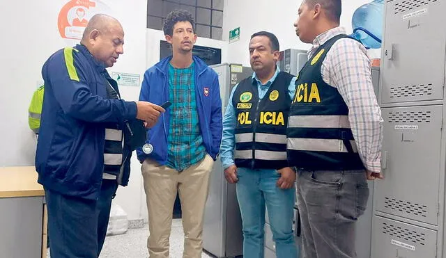 En Bogotá. Agentes de la Policía peruana con Sergio Tarache. Foto: difusión