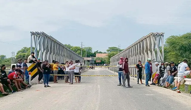 No hay pase. Pobladores de ocho caseríos bloquearon el puente Miraflores del Medio Piura. Por la tarde, la vía fue liberada. Foto: difusión