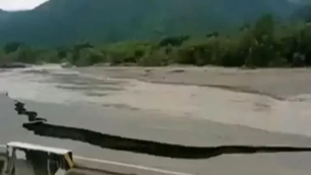 Carretera es asolada por aguas del río. Foto y Video: captura de Catacaos al Día TV