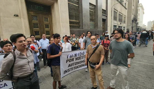 Alumnos protestan por los cambios de su universidad. Foto: Jessica merino/ La República