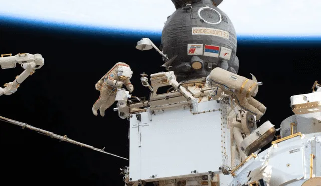 La interrupción telefónica ocurrió cuando dos cosmonautas de la Estación Espacial Internacional realizaban una caminata. Foto y video: NASA
