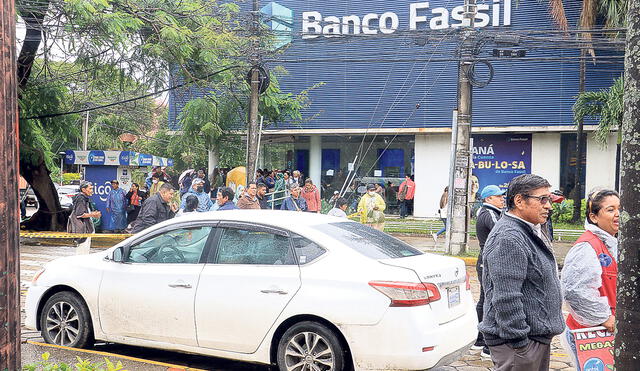 Cierre anunciado. Ahorristas del Banco Fassil en la ciudad de Santa Cruz protestan en la puerta de su sede principal. Foto: EFE