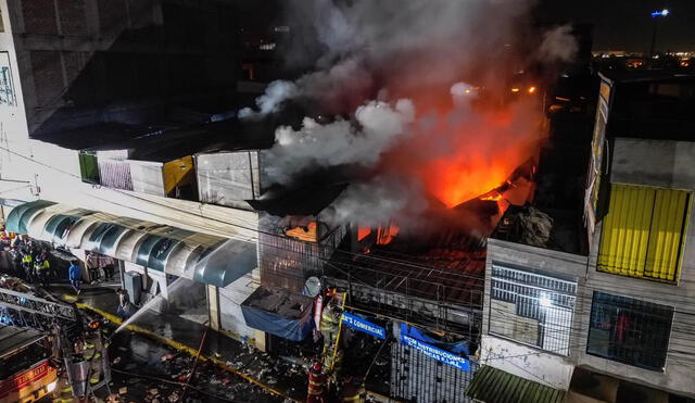 Incendio consumió varias galerías de centro comercial en Arequipa. Foto: Rodrigo Talavera/La República