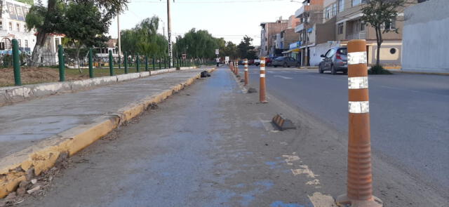 Municipalidad de Chiclayo comenzó con el retiro de ciclovías de las pistas. Foto: Carlos Vásquez / La República