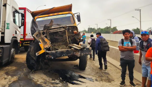 Un camión que transportaba arena se volcó. Foto y video: Barbara Mamani / URPI-LR