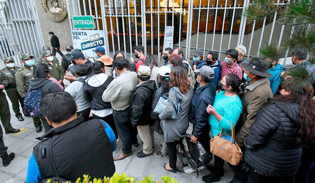  En las últimas semanas, los bolivianos se han congregado en las puertas del Banco Central y de las casas de cambio para comprar dólares. Foto: Diario Hoy    