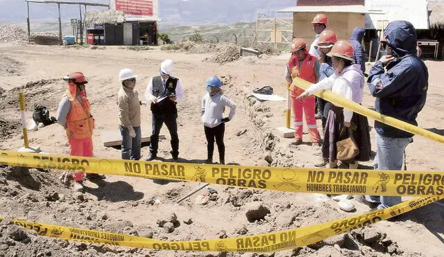 Un equipo especializado a cargo del fiscal Yuber Alarcón Quispe, ante la presencia de los familiares de las víctimas, dirige las diligencias en ‘La Hoyada’. Foto: difusión