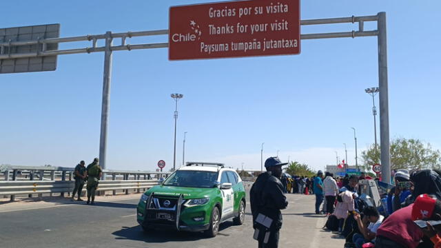 En frontera. Niños pasan horas de hambre y sed. Sus padres piden paso humanitario.