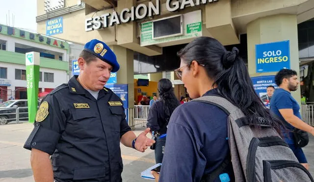 Tarjeteros cobran exceso de pasaje de la Línea 1 a quienes no tienen tarjeta para ingresar a las estaciones. Foto: Rosario Rojas/La República