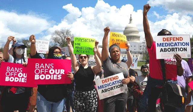 Personas se manifiestan en apoyo del derecho al aborto en la Corte Suprema de EE. UU. en Washington, DC. Foto: AFP