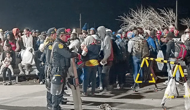 Cerco policial. Venezolanos y haitianos piden ayuda para regresar a sus países. Huyen de Chile, pero no pueden ingresar al Perú porque están indocumentados. Foto: Liz Ferrer/La República