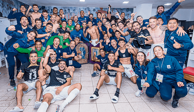 Unión y celebración. La delegación de Alianza Lima dejó esta postal para el recuerdo en el camerino del Estadio Defensores del Chaco en Paraguay. Foto: difusión