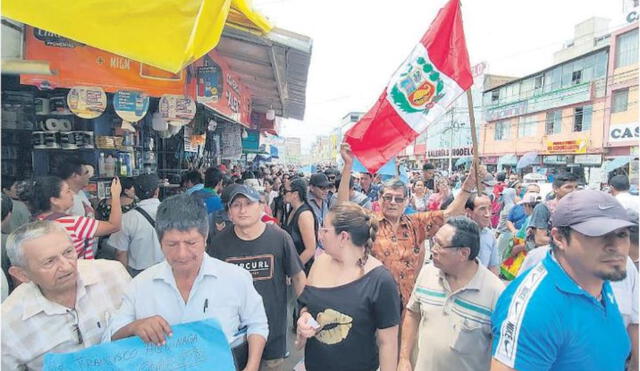 Grupo de comerciantes protestó en el mercado Modelo contra la Junta de Propietarios.  Foto: La República