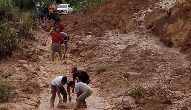 Pobladores tratan de limpiar las vías con picos y palas. Foto: Ayabaca Noticias