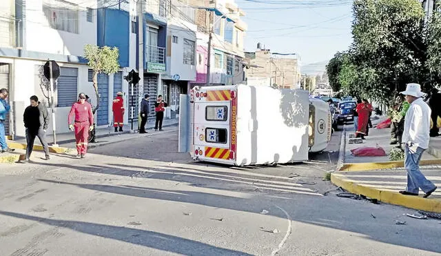 En el suelo. Ambulancia quedó volcada en vías del distrito de Mariano Melgar.  Foto: La República